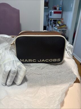 BNWT Authentic Marc  JacobsCamera Leather  Bag